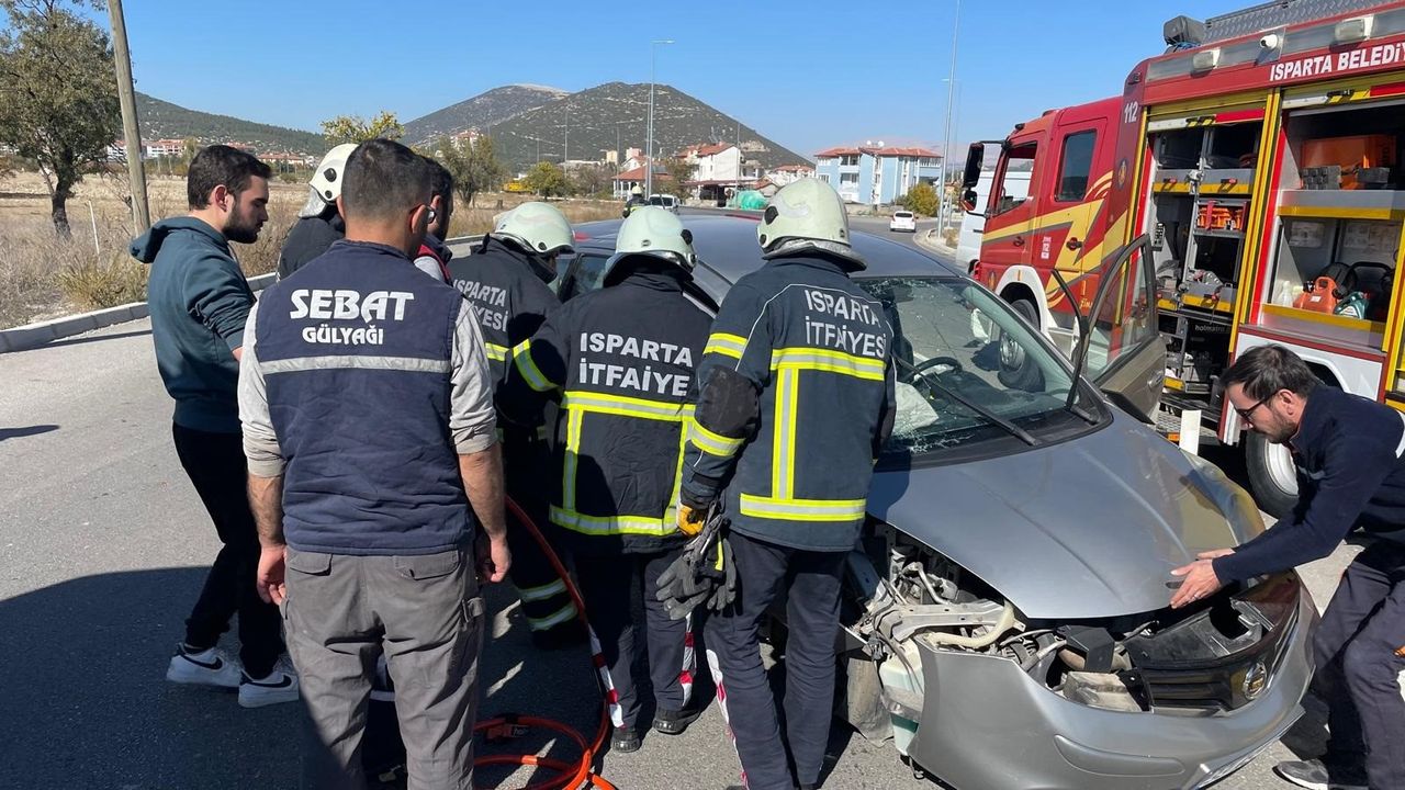 Isparta'da Saniyelerle Yarış! Direğe Çarpan Araçta Sıkıştılar   3