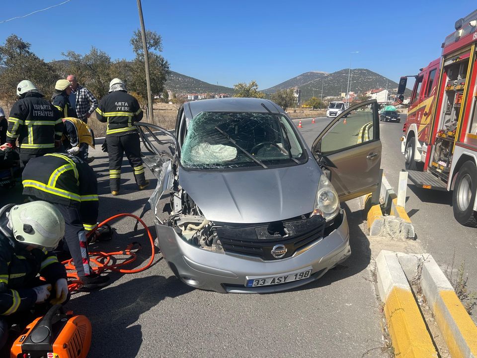 Isparta'da Saniyelerle Yarış! Direğe Çarpan Araçta Sıkıştılar   4