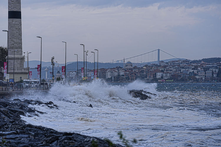 İstanbul’da Şiddetli Lodos ve Yağış Hayatı Felç Etti