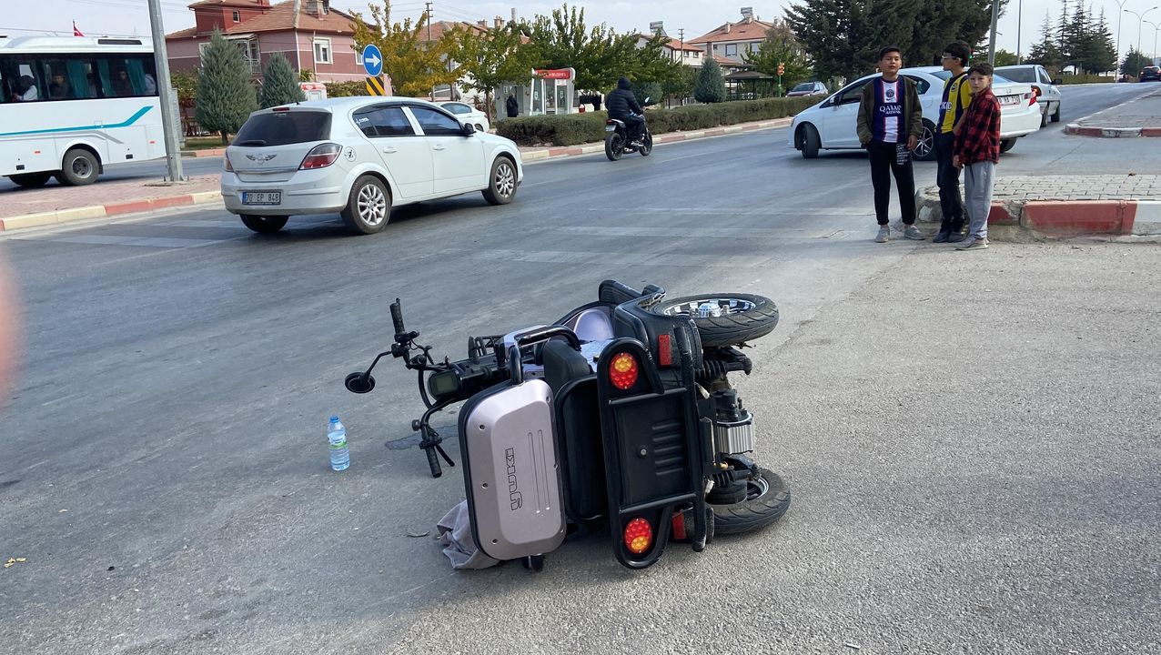 Karaman'daki Kazada Yaşlı Kadın Yola Savruldu 2