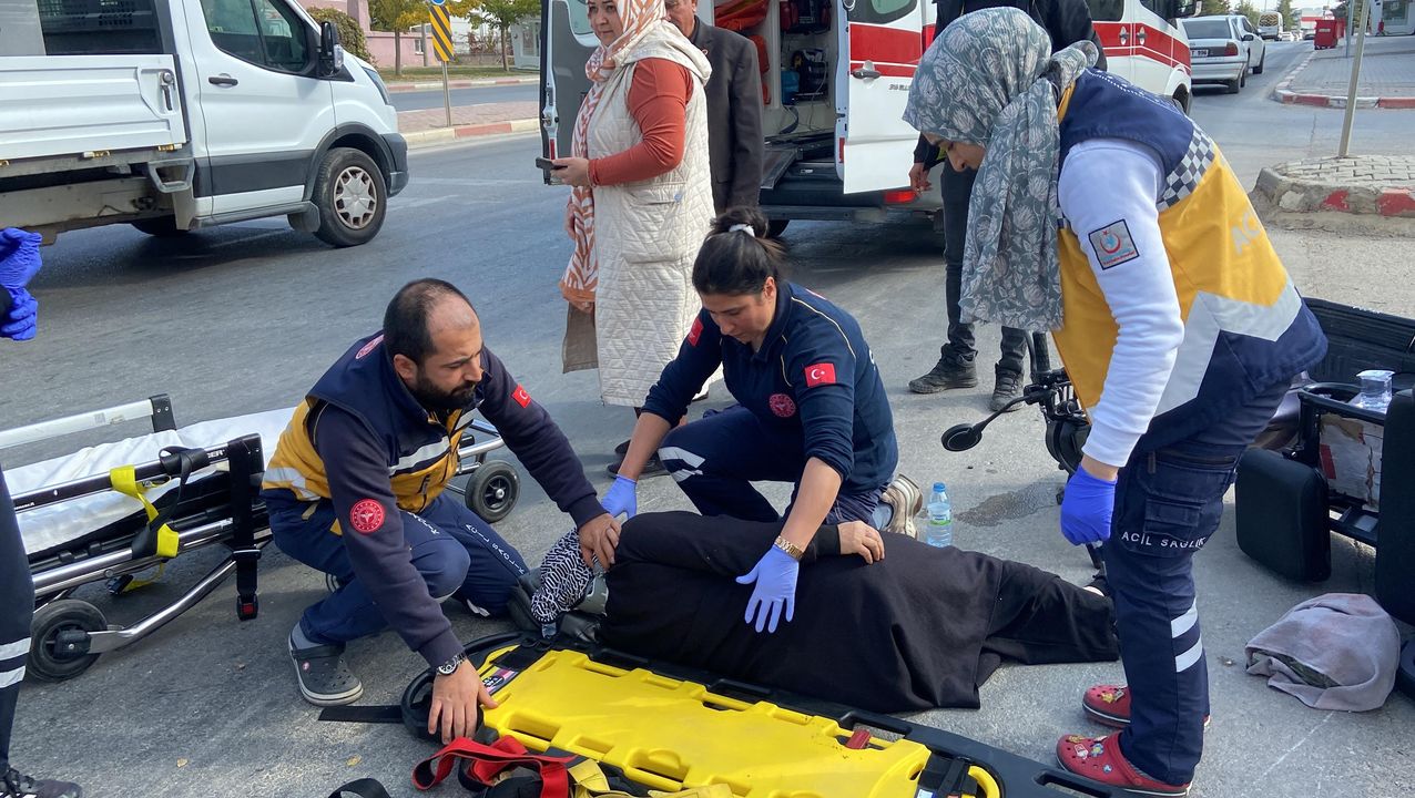 Karaman'daki Kazada Yaşlı Kadın Yola Savruldu 3