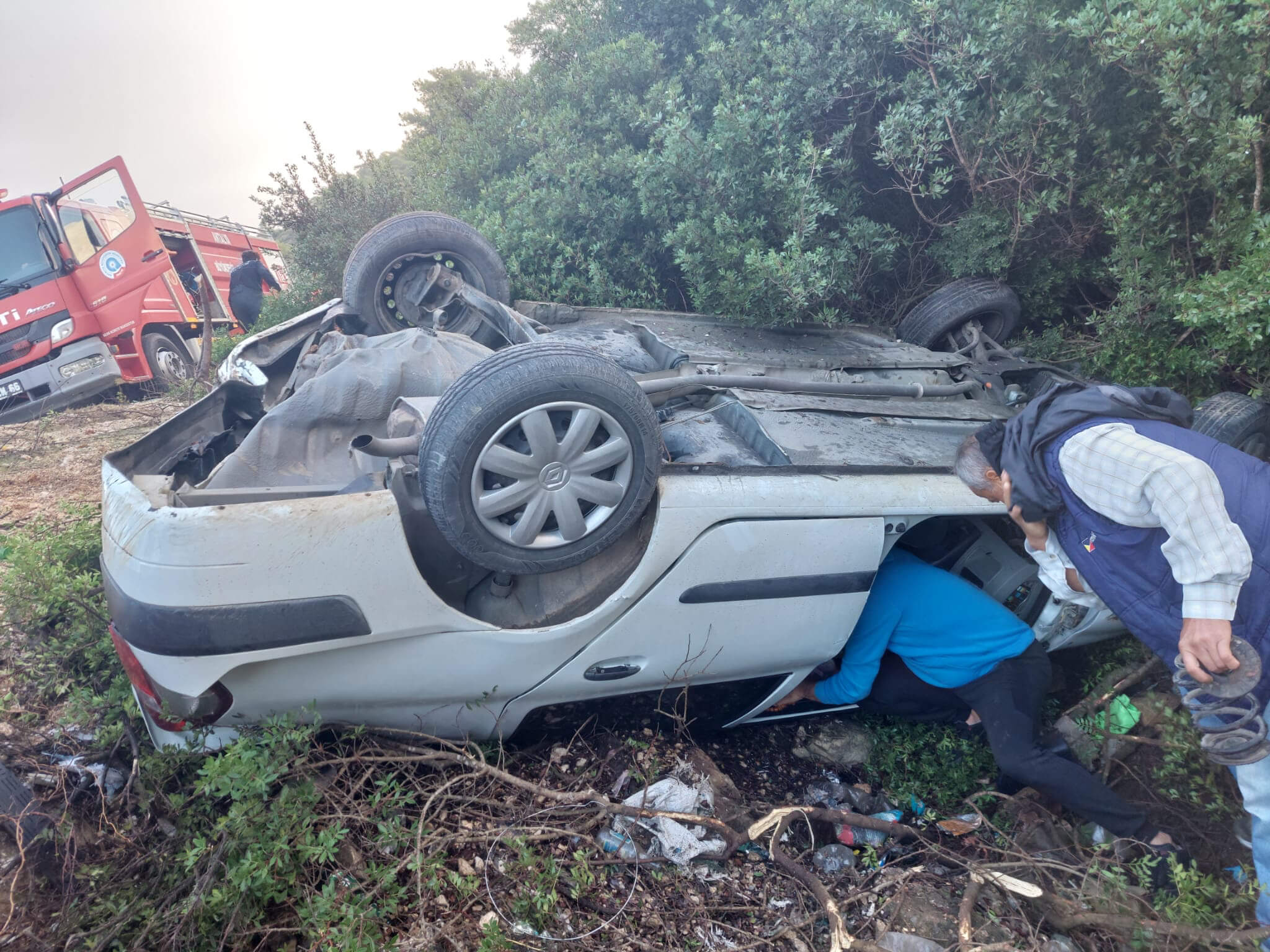 Kaş'ta Otomobil Kayalıklara Çarptı  1'i Bebek 3 Yaralı