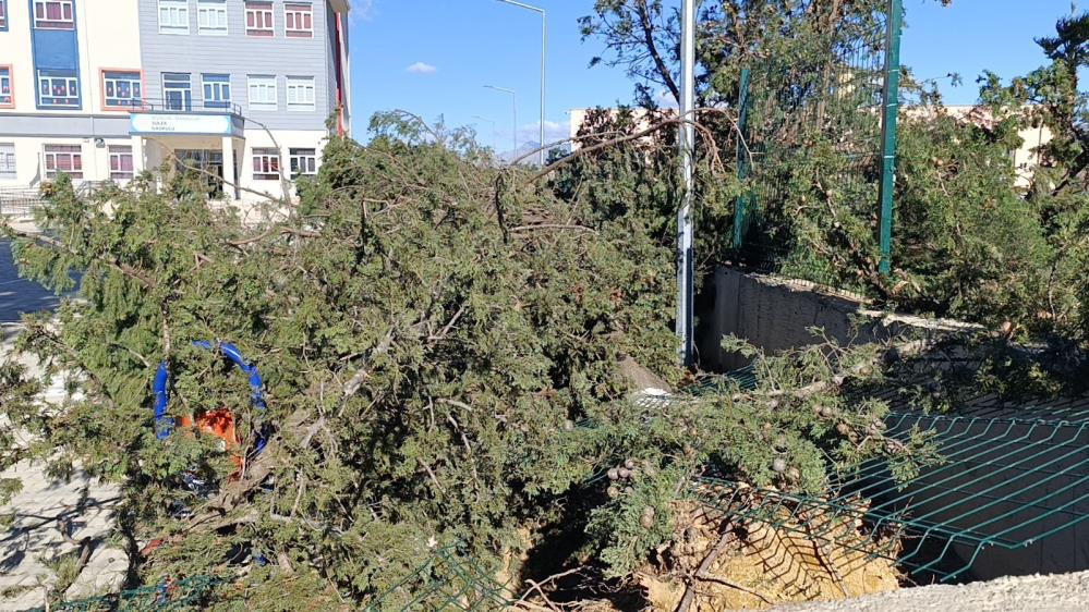 Manavgat’ta Şiddetli Fırtına İlkokulda Büyük Hasara Yol Açtı