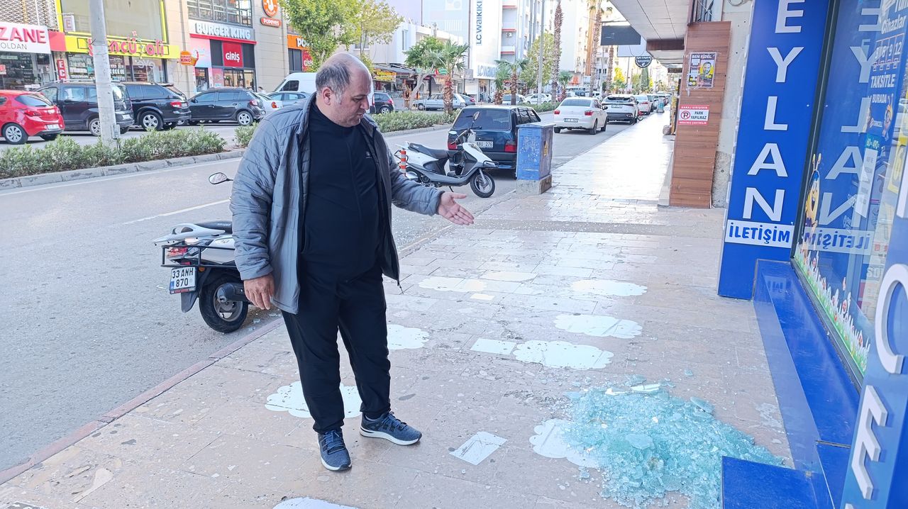 Mersindeki Fırtına Ağaçları Devirdi İş Yerlerinin Camları Kırıldı 3