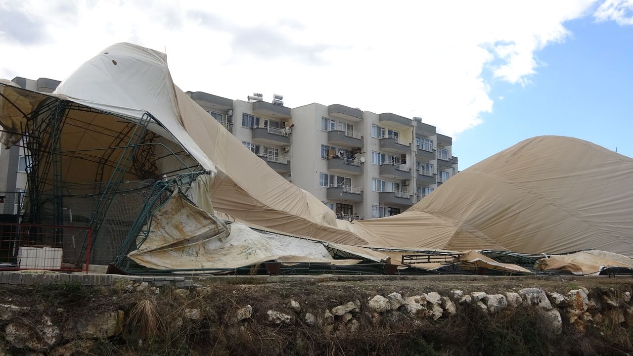 Mersindeki Fırtınada Halı Saha Çöktü 2