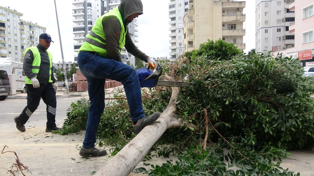 Mersindeki Fırtınada Halı Saha Çöktü 3