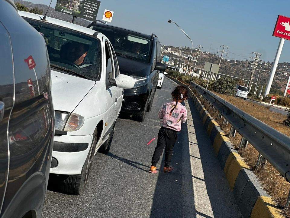 Milas'ta Karayolunda Dilendirilen Çocuklar Büyük Tehlikede 6