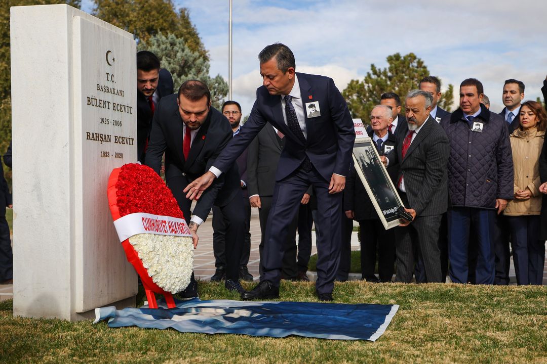 Özgür Özel Ecevit'in Mezarı Başında İktidar Sözü Verdi 3