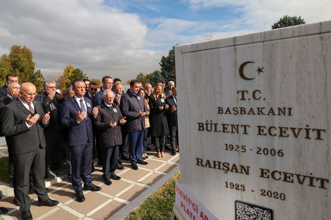 Özgür Özel Ecevit'in Mezarı Başında İktidar Sözü Verdi 4