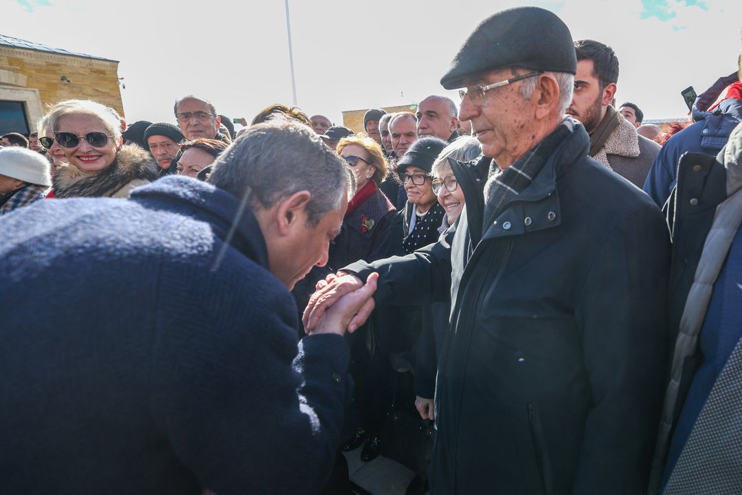 Özgür Özel Öğretmen Anne Ve Babasıyla Anıtkabiri Ziyaret Etti 2