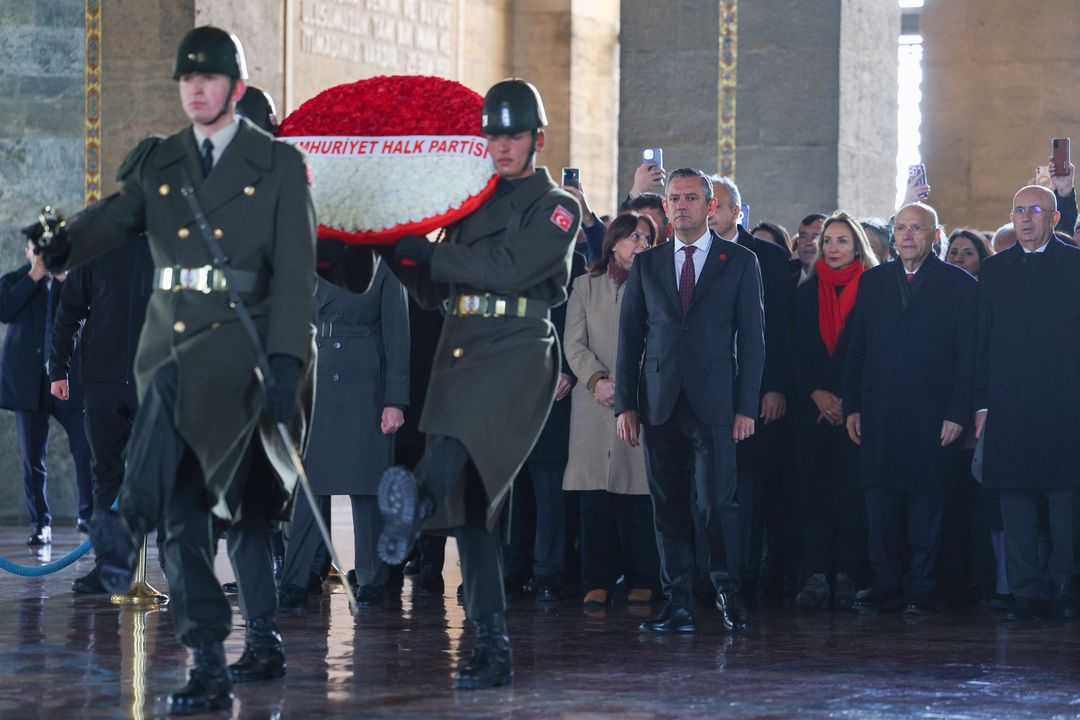 Özgür Özel Öğretmen Anne Ve Babasıyla Anıtkabiri Ziyaret Etti 3