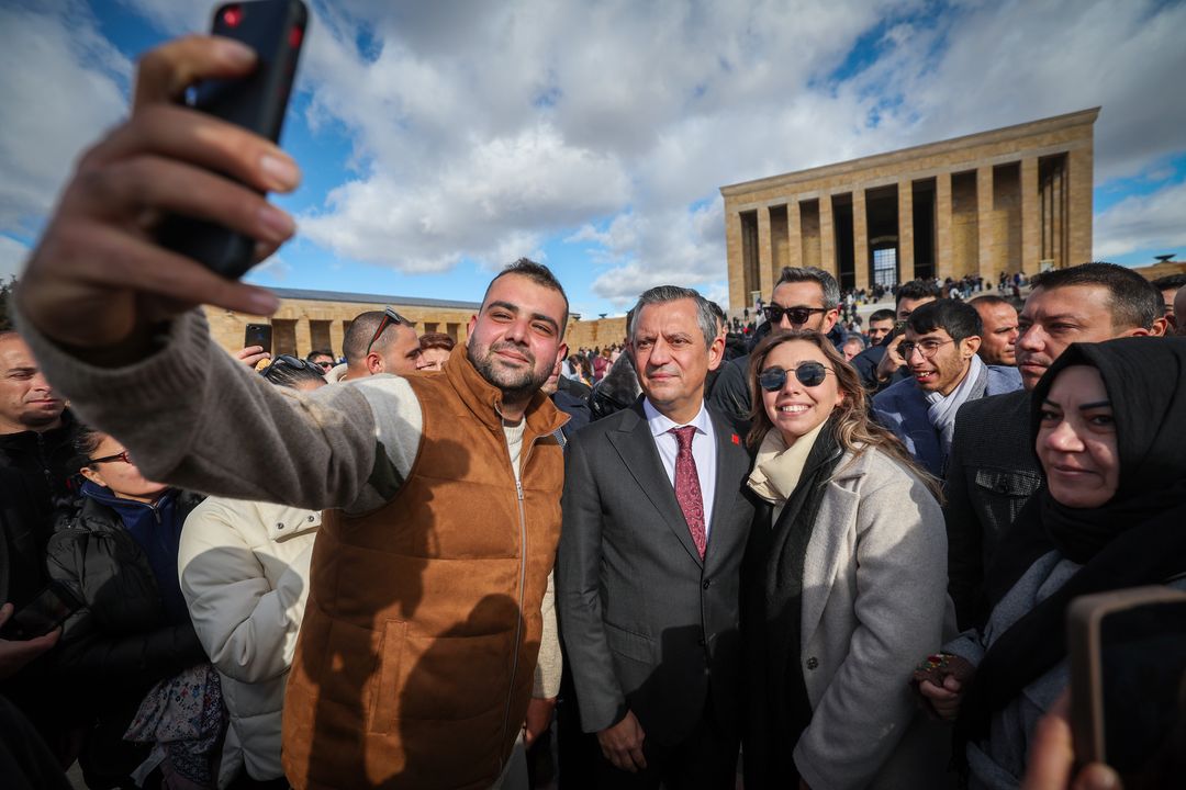 Özgür Özel Öğretmen Anne Ve Babasıyla Anıtkabiri Ziyaret Etti 5