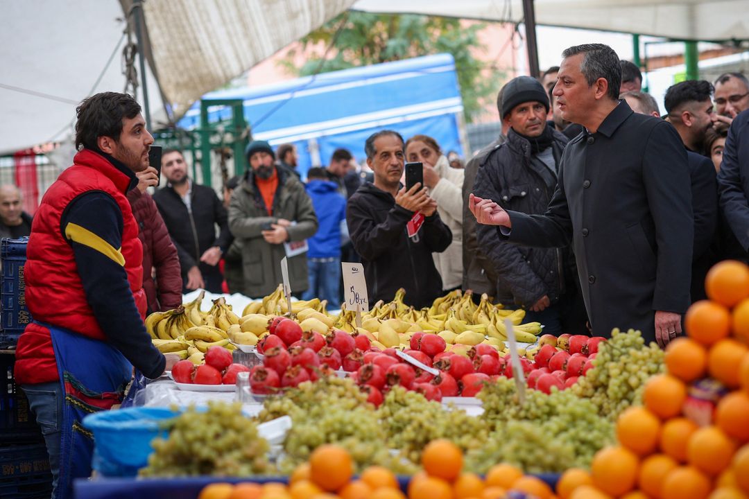 Özgür Özel Pazarda Önlüğü Takıp Lahana Dağıttı O Bizden 2