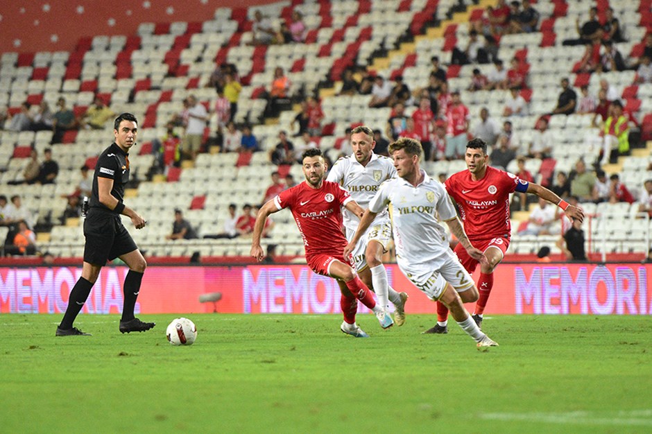 Samsunspor Antalyaspor Maçı Ne Zaman Saat Kaçta Hangi Kanalda? Muhtemel 11'ler