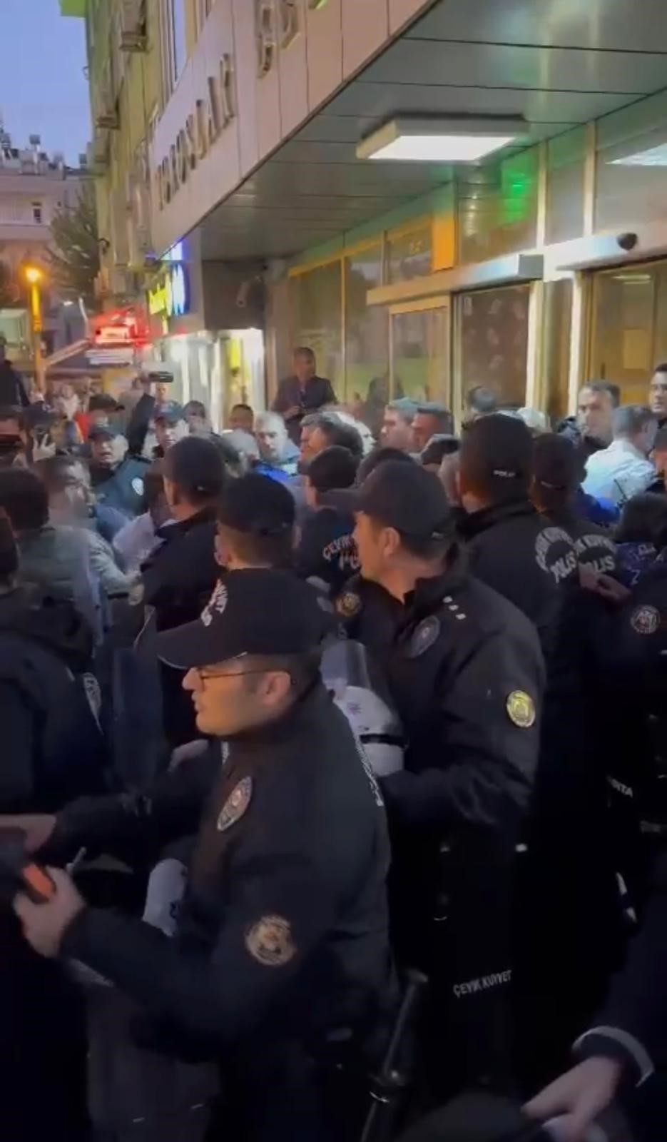 Toroslar Belediye Başkanı'na Pazarcılardan Protesto! 4