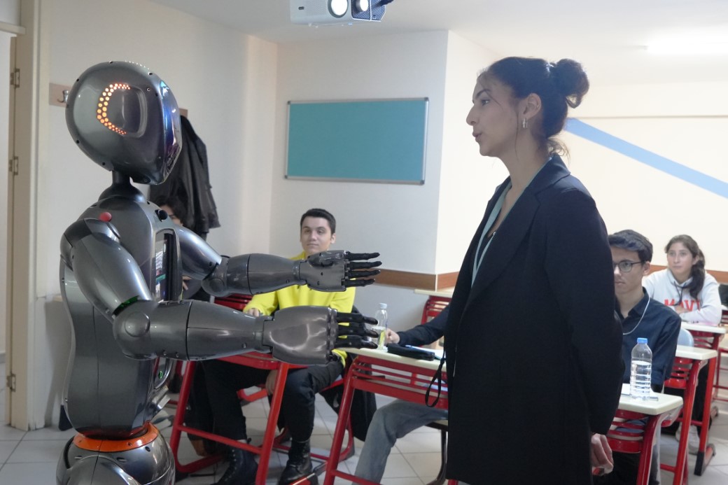 Türkiye’nin İlk Yapay Zekalı Robotu ‘Ada’ Eğitim Vermeye Başladı