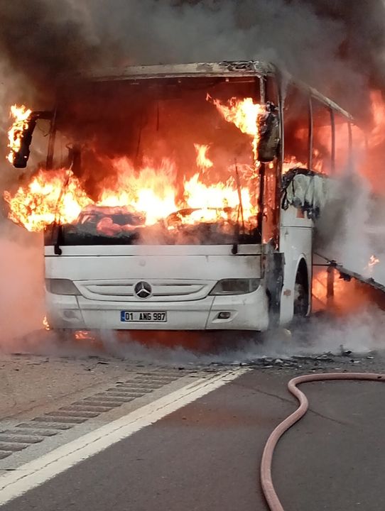 Yolcu Otobüsü Adana'da Alev Topuna Döndü! 3