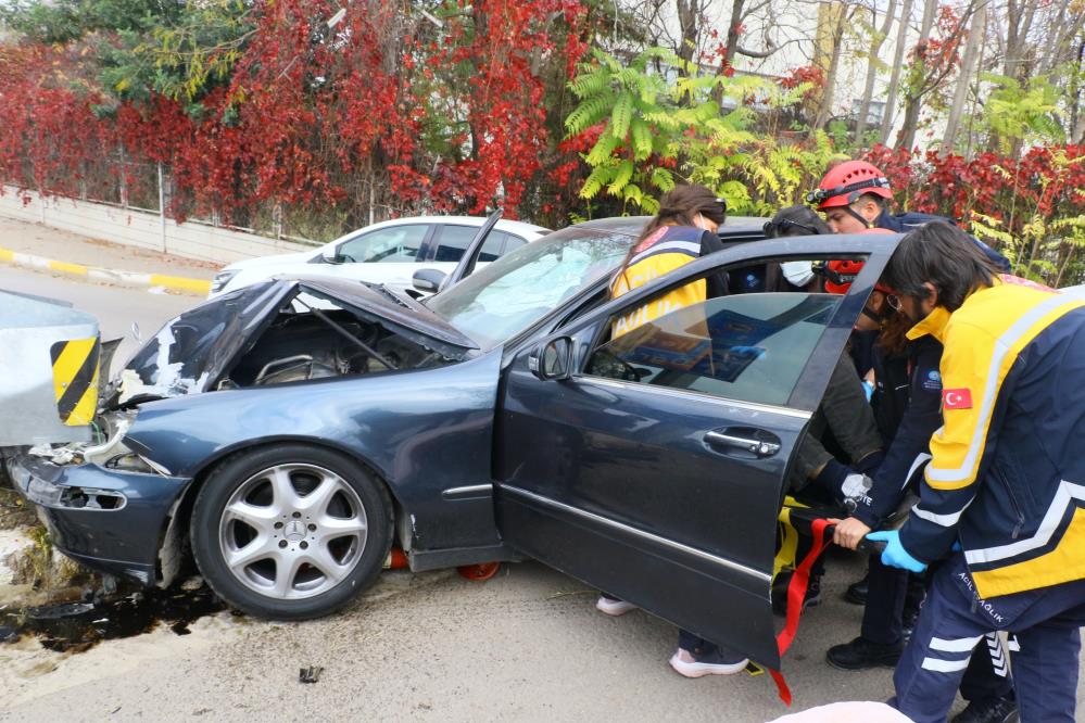 Antalya’da-Araç-Bariyerlere-Ok-Gibi-Saplandı