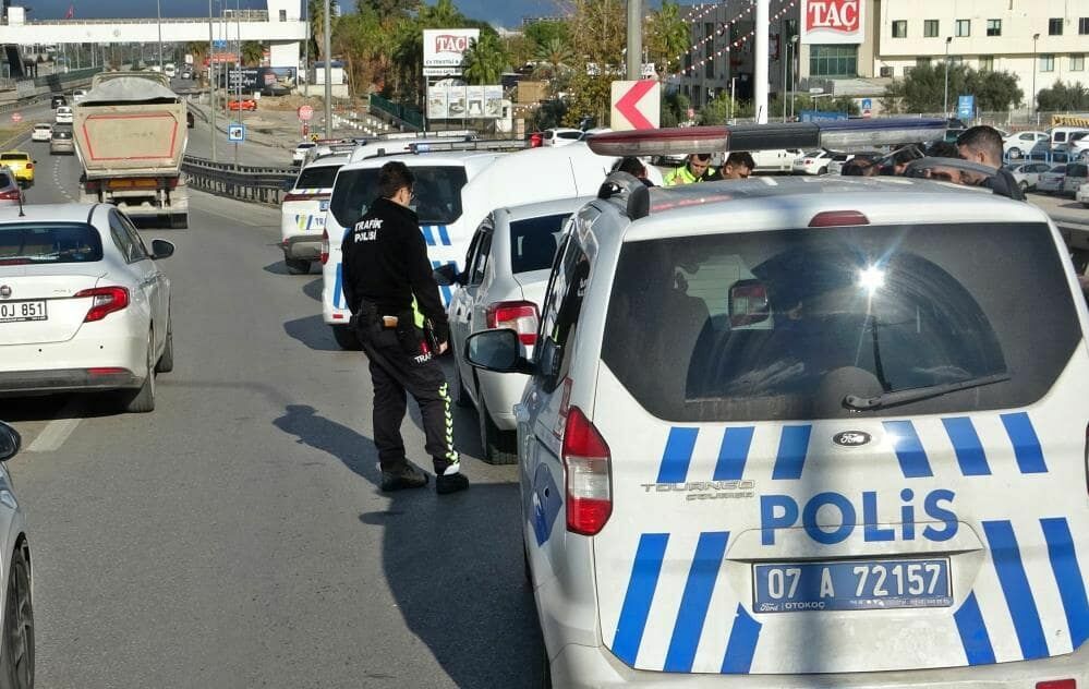 Antalya’da Polis Lastiklerine Ateş Ederek Durdurdu! 