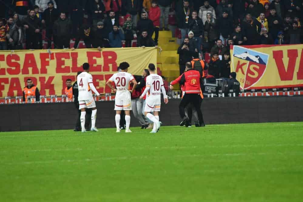 Bol Gollü Maçta Taraftar Sahaya İndi