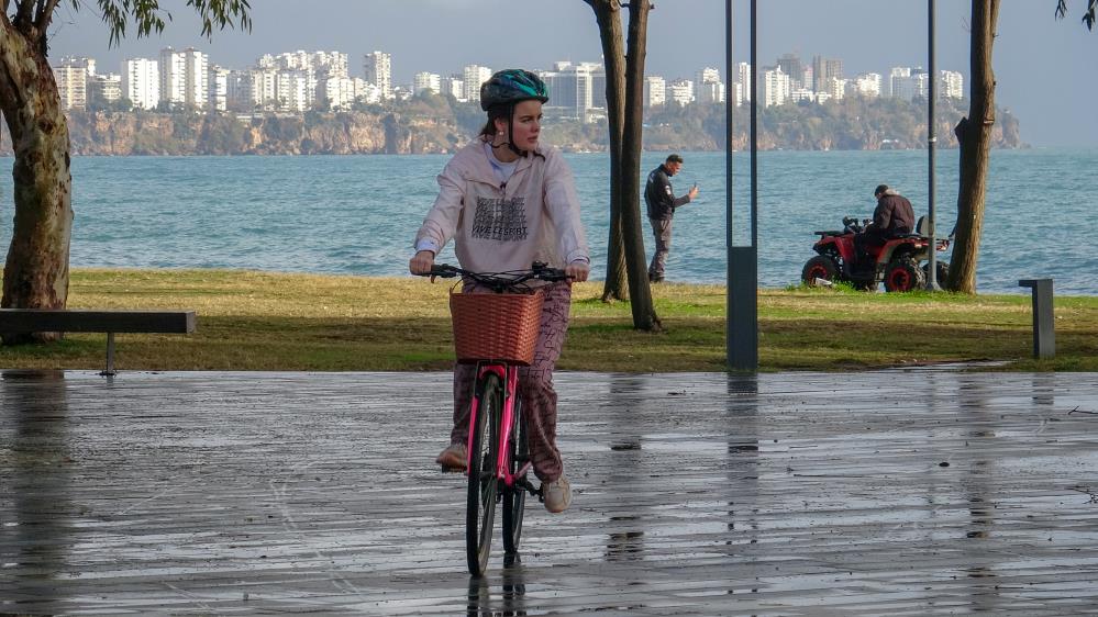 Meteoroloji'nin turuncu kod uyarısının ardından sabah saatlerinde etkili olan sağanak yağış, Antalya’da öğleden sonra yerini güneşli havaya bıraktı.