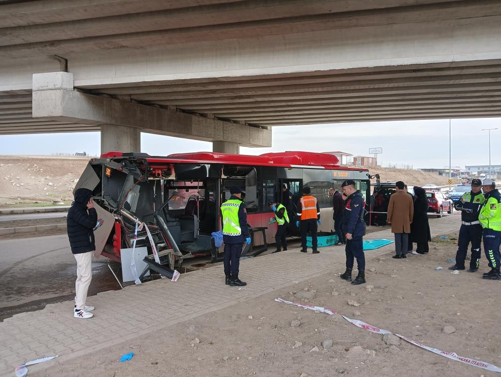 Ankara'da Tır ile Belediye Otobüsü Çarpıştı: Öl* ve Yaralılar Var