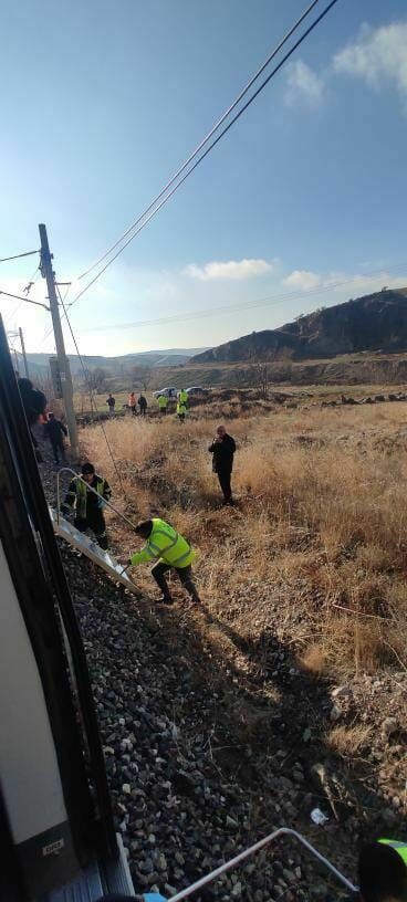 Ankara’da Yolcu Treni Raylara Düşen Kayaya Çarptı