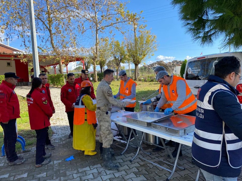 Antalya Büyükşehir Başkanı Böcek Sel Bölgesinde! 2