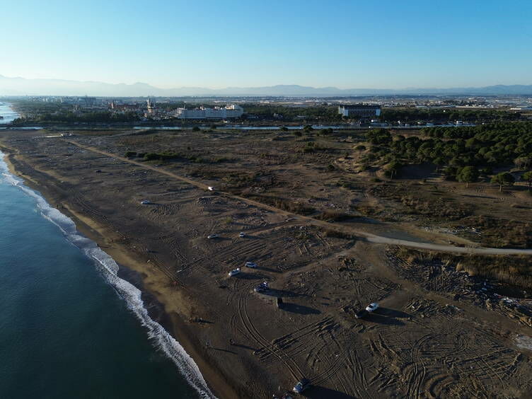 Antalya Kumköy Sahili Çardaklardan Temizlendi