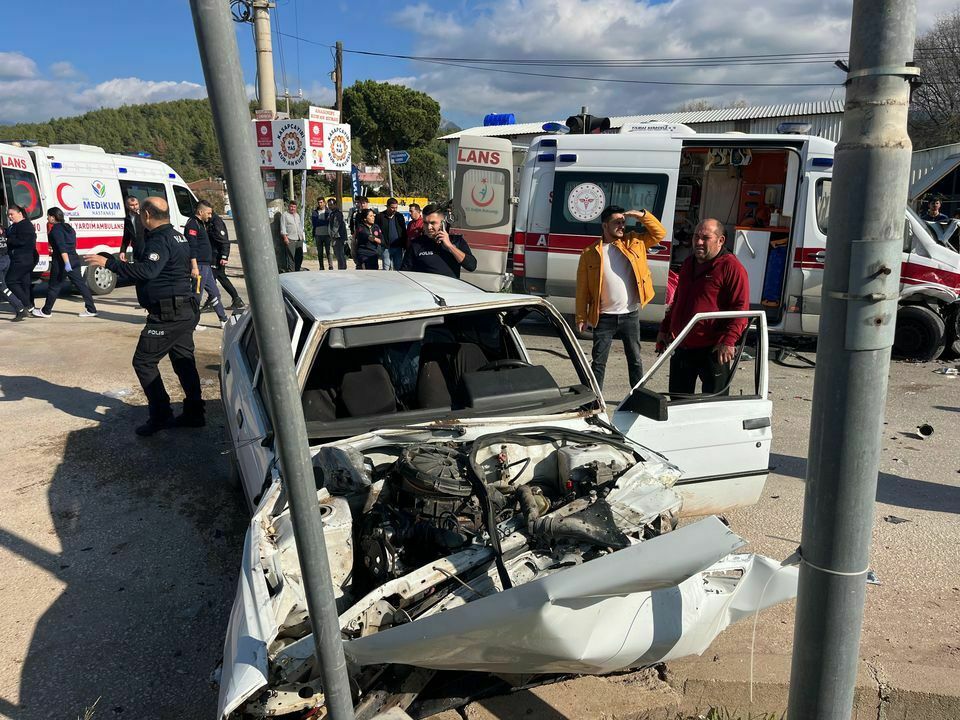 Antalya Kumluca'da Ambulans Zincirleme Kazaya Karıştı 3