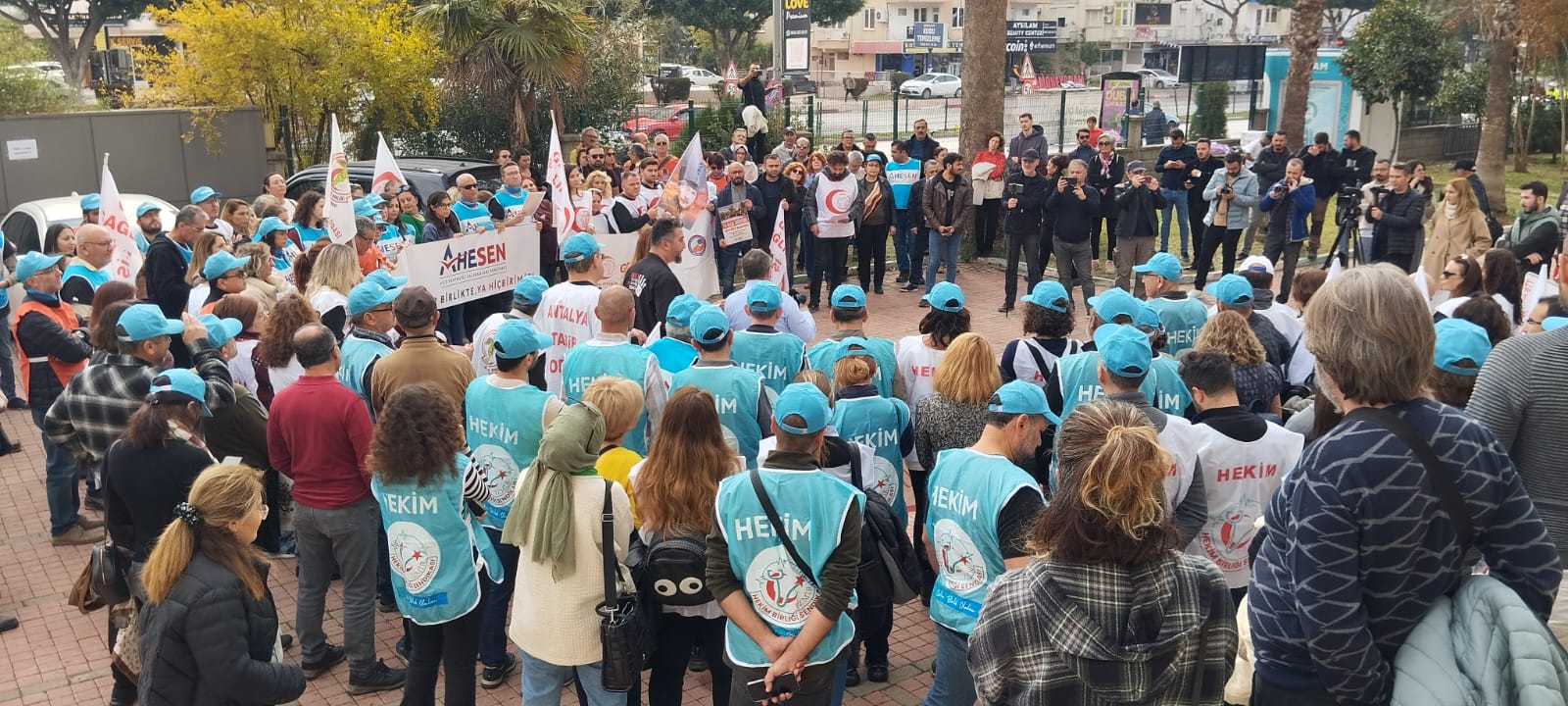 Antalya'da Hekimler Grev Yapıyor: "Sağlıkta Ticaret Ölüm Getirir"