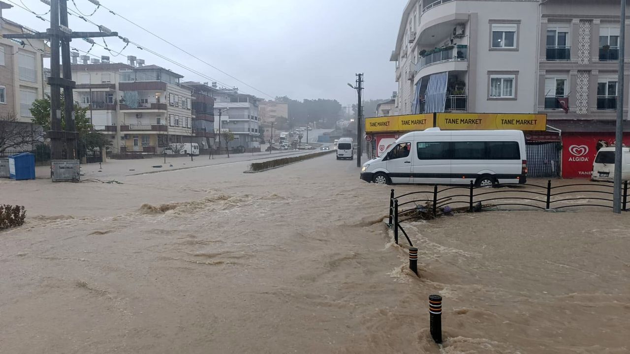 Antalya'da Sağanak Yolları Felç Etti! Araçlar Mahsur Kaldı 2