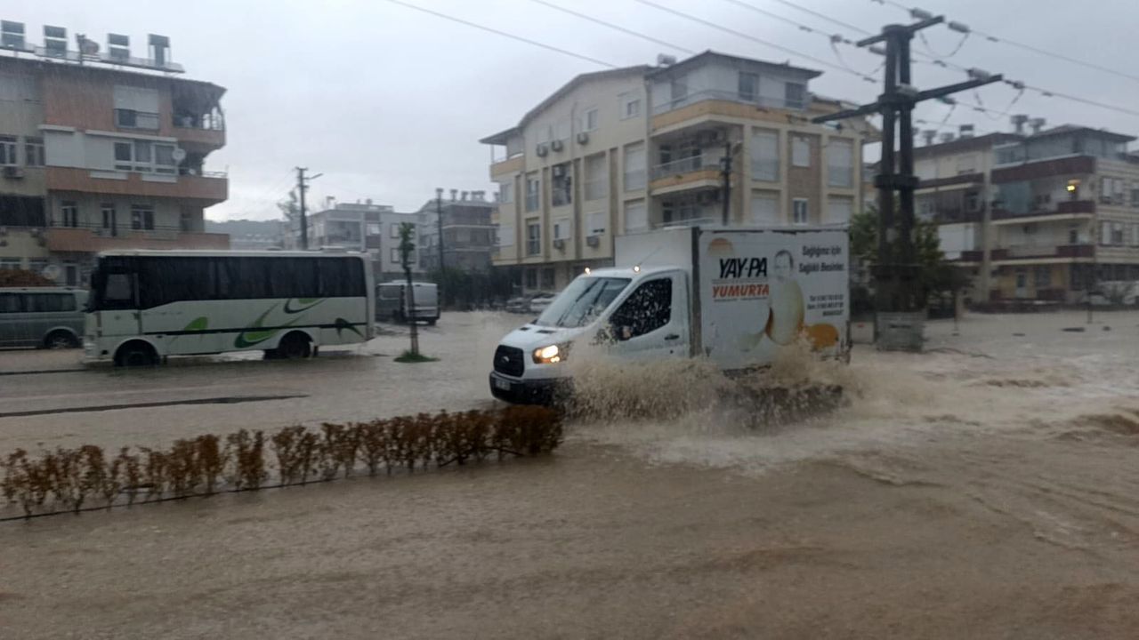 Antalya'da Sağanak Yolları Felç Etti! Araçlar Mahsur Kaldı 3