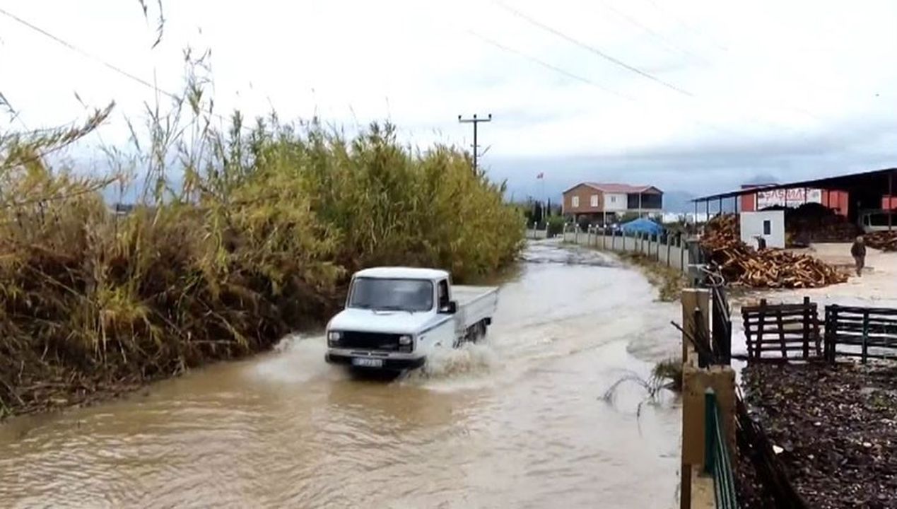 Antalya'da Sağanak Yolları Felç Etti! Araçlar Mahsur Kaldı 4