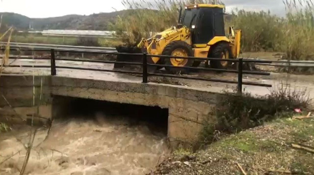 Antalya'da Sağanak Yolları Felç Etti! Araçlar Mahsur Kaldı 5