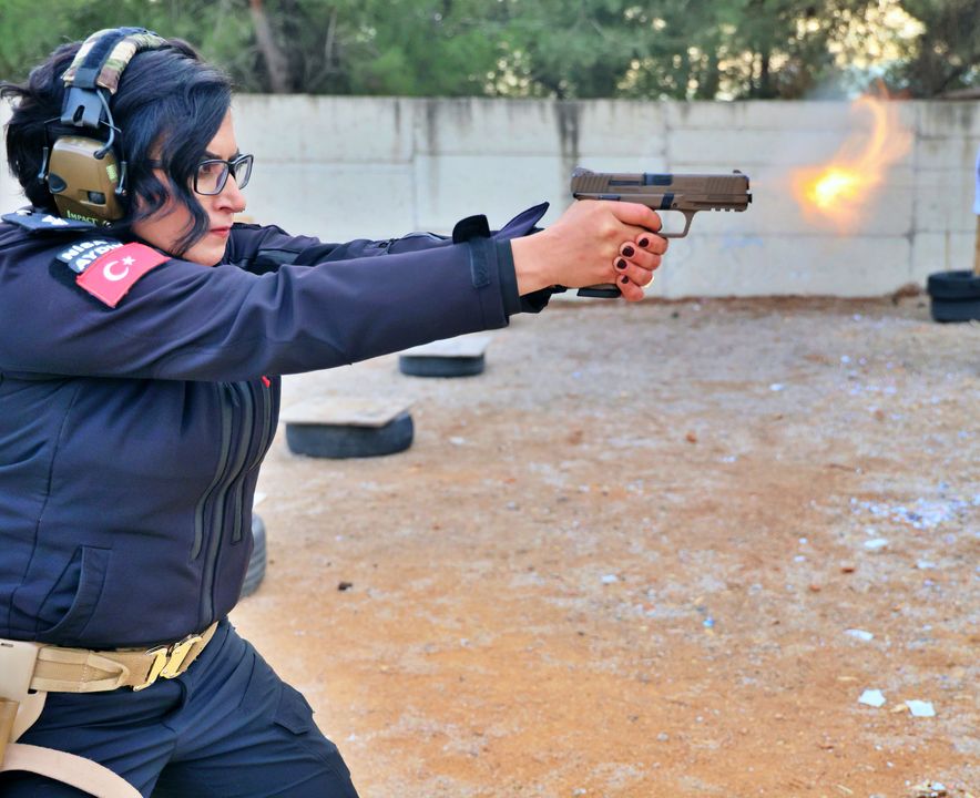 Antalya'nın Lara Croft'ı! Kadın Polis Karanlıkta Hedefi 12'Den Vuruyor 1