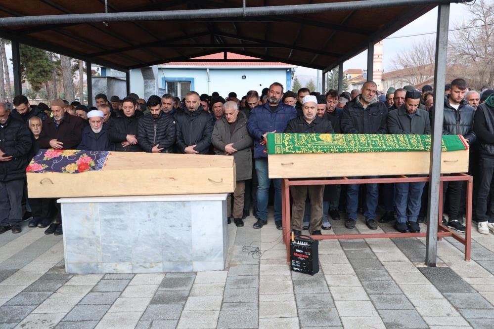 Bingöl'deki Otobüs Kazasında Hayatını Kaybeden Genç Çift Yan Yana Defnedildi