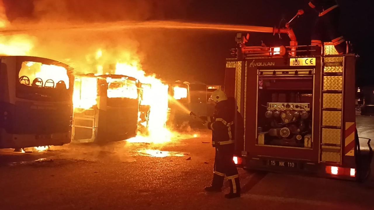 Burdur'da 5 Halk Otobüsü Alevlere Teslim Oldu 2