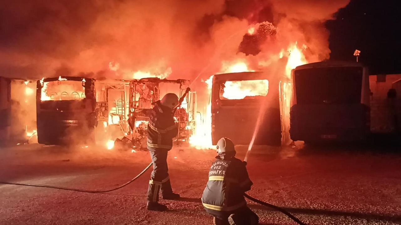 Burdur'da 5 Halk Otobüsü Alevlere Teslim Oldu 3