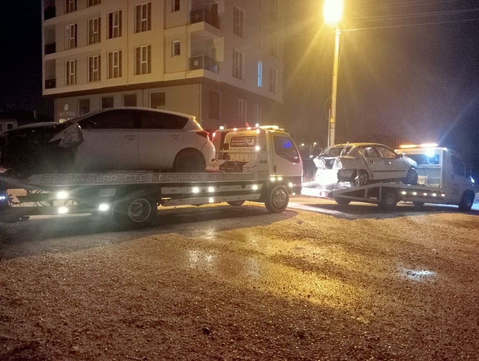 Burdur'da Alkollü Sürücü Hem Refüje Hem Otomobile Çarptı 3