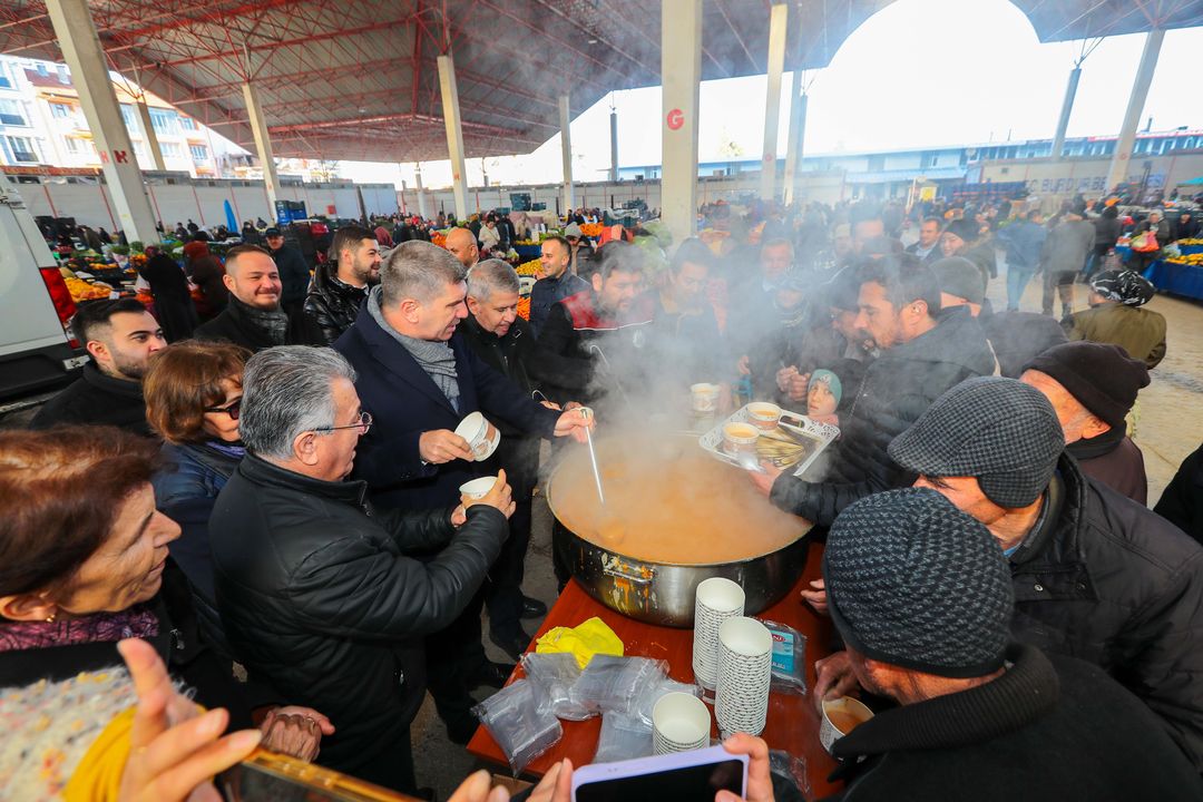 Burdur'da Belediye Başkanı Halk Pazarında Çorba Dağıttı 2