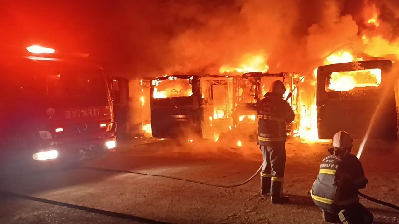 Burdur'da Halk Otobüsleri Yangını Kundaklama Çıktı 2