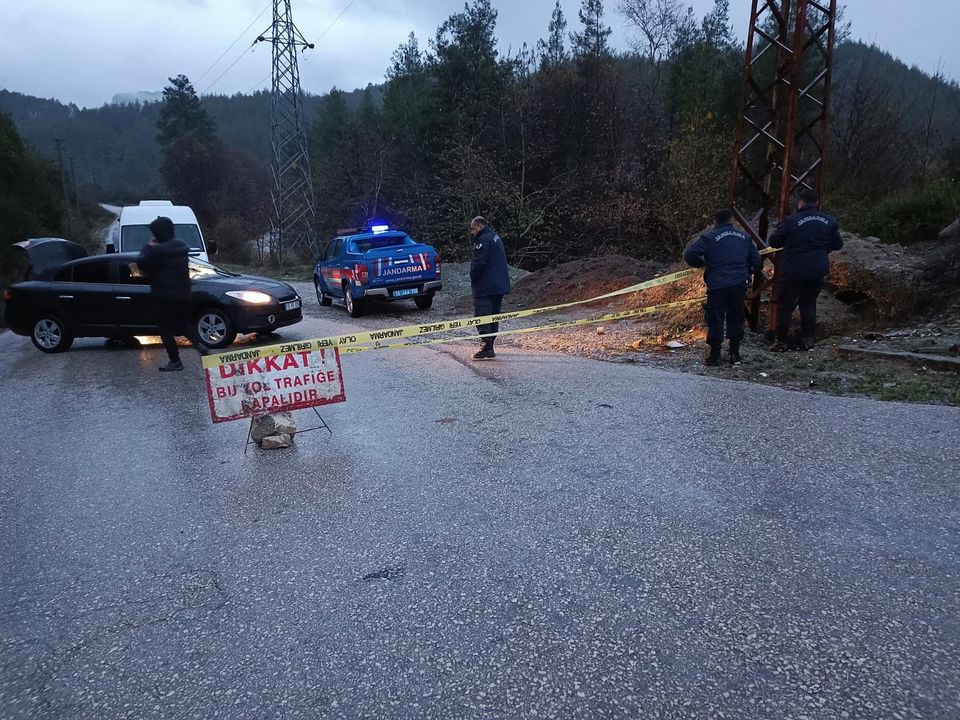 Burdur'da Heyelan Alarmı! Pamucak Sarıdere Yolu Kapatıldı 2