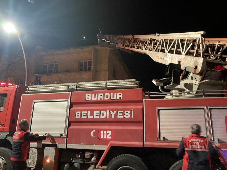 Burdurda Kafeterya Yangını Sobaya Atılan Odunlar Bacayı Tutuşturdu 4