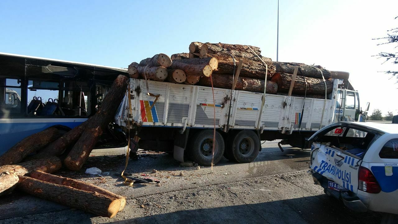 Burdurda Kurtarma Çalışmasında İkinci Kaza! Kayan Kamyon İki Araca Çarptı 2