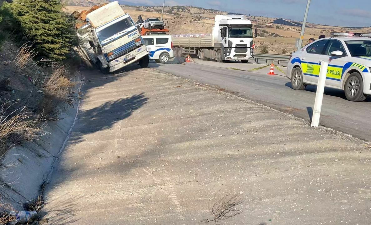 Burdurda Kurtarma Çalışmasında İkinci Kaza! Kayan Kamyon İki Araca Çarptı 3