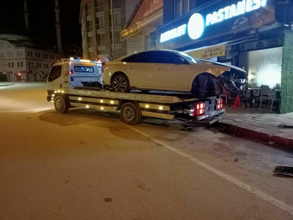 Burdurda Otomobil Son Sürat İş Yerine Girdi 3