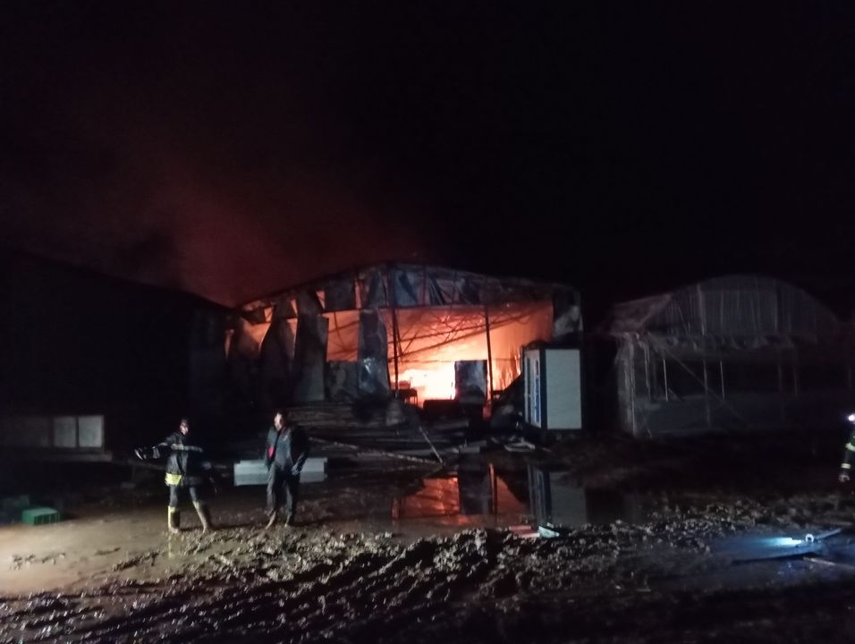 Burdur'da Sera Deposunda Yangın! Kasalarca Sebze Yandı 2