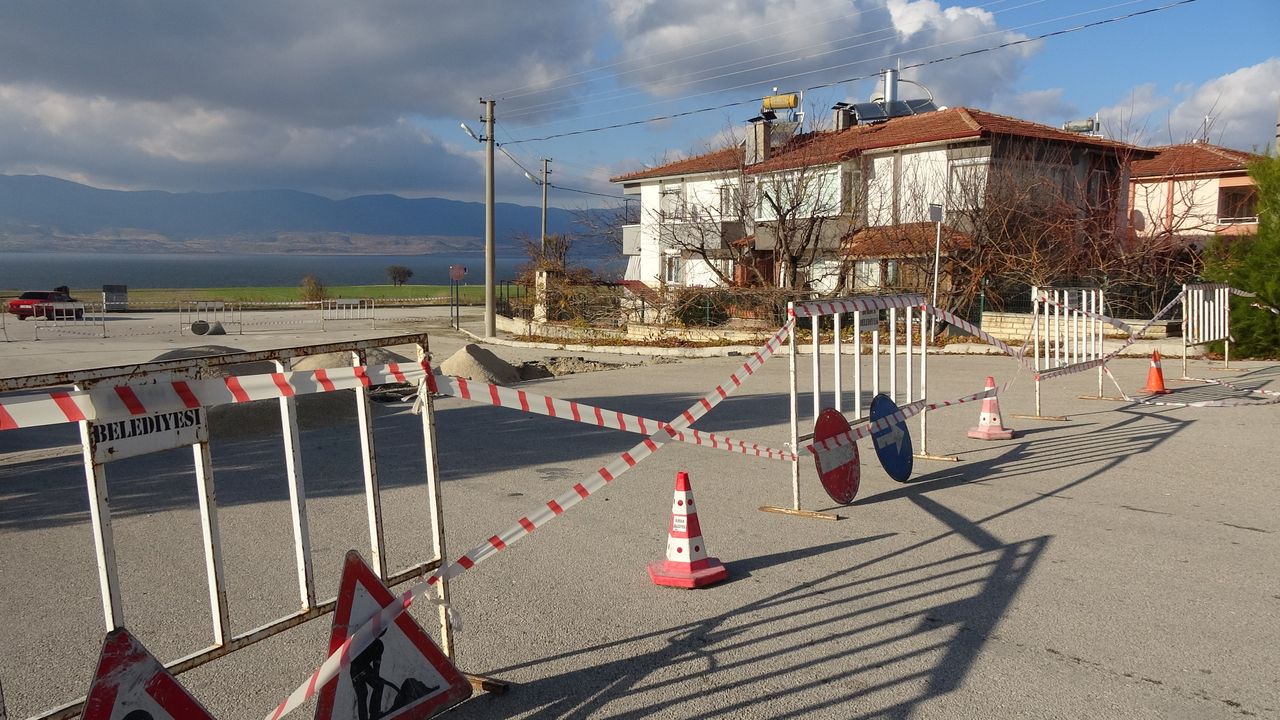 Burdurda Yol Göçtü 4 Ev Zarar Gördü! Çökme Tehlikesi Var 2