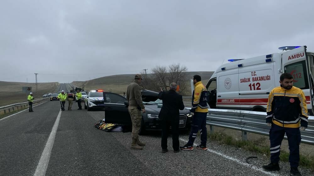 Diyarbakır’da Tırdan Fırlayan Teker Otomobilin Üzerine Düştü: 1 Ölü